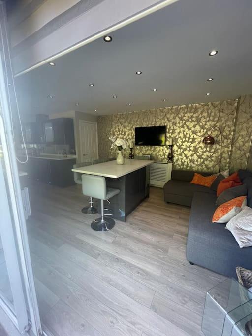 Home In Wirral - Peaceful Contemporary Gem. Exterior photo
